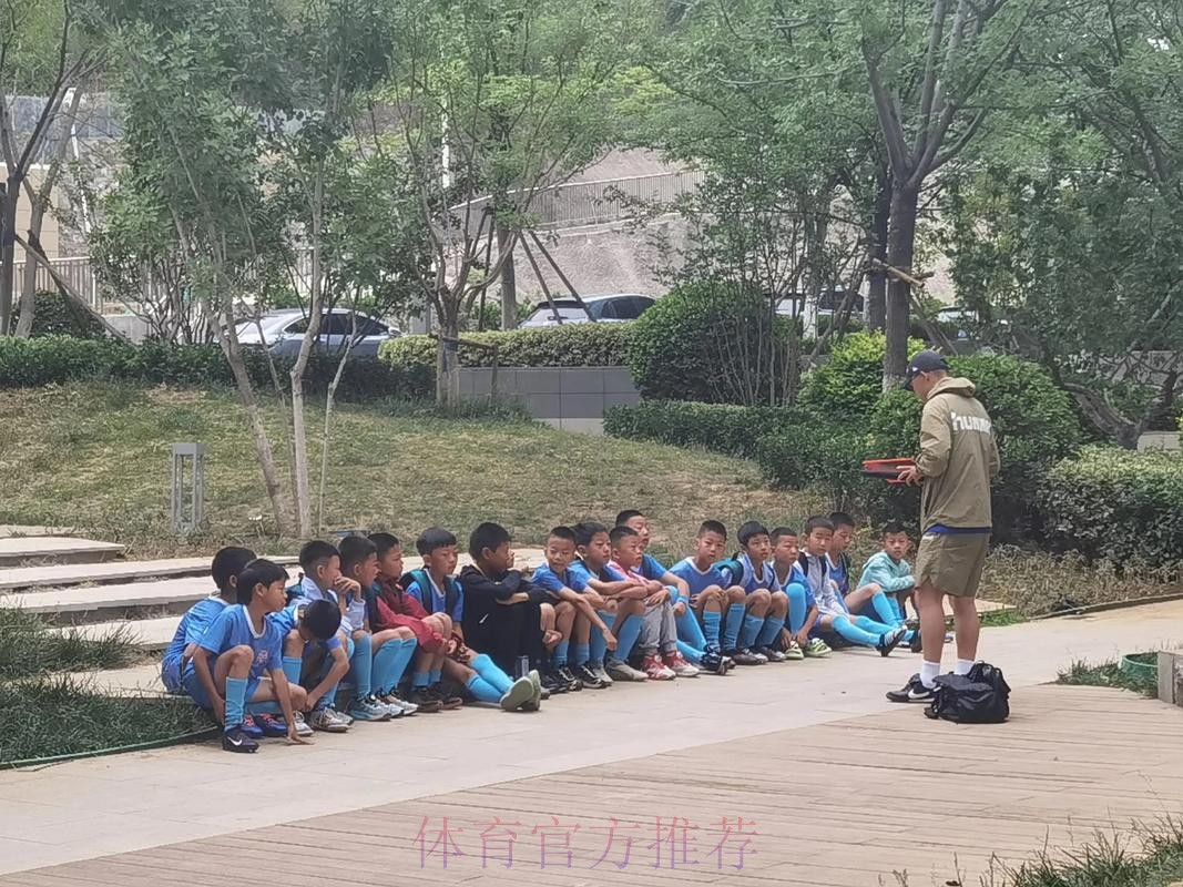 第三届亚足联青少年会议暨颁奖典礼在吉隆坡举行,山东鲁能泰山足球学校获得年度青训学院奖,徐根宝获年度青训教练特别贡献奖 第三届亚足联青少年会议暨颁奖典礼在吉隆坡举行,山东鲁能泰山足球学校获得年度青训学院奖,徐根宝获年度青训教练特别贡献奖